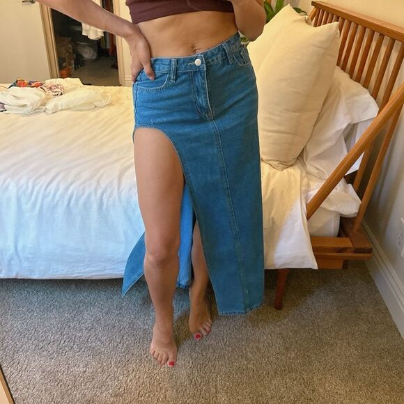 Denim skirt with slit - Picture 2 of 6